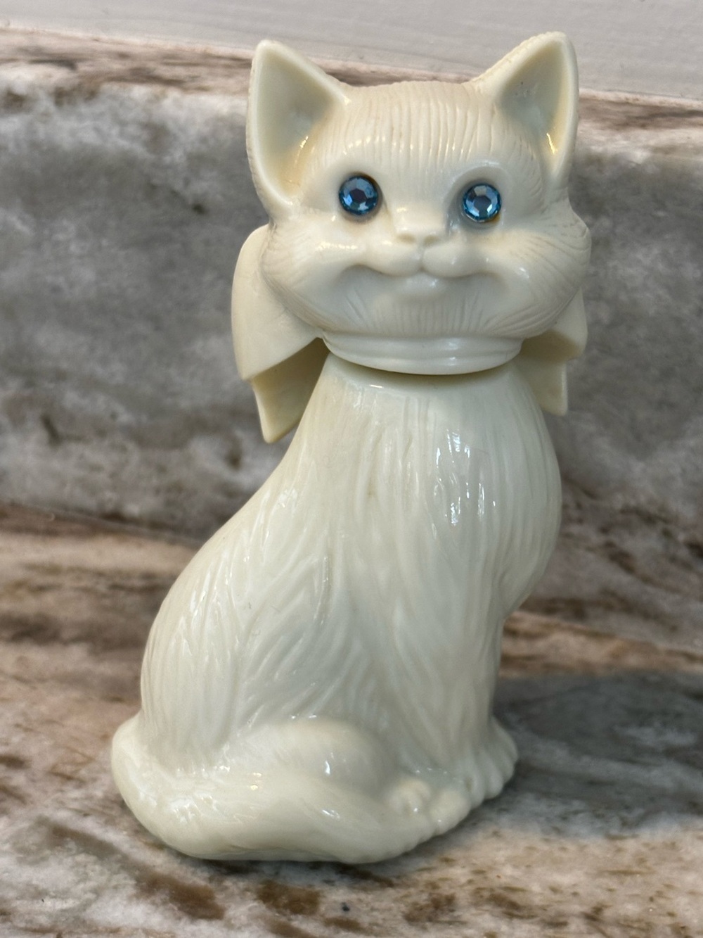 Avon Sweet Honesty Cat Porcelain Figurine with Blue Eyes - Picture 1 of 3
